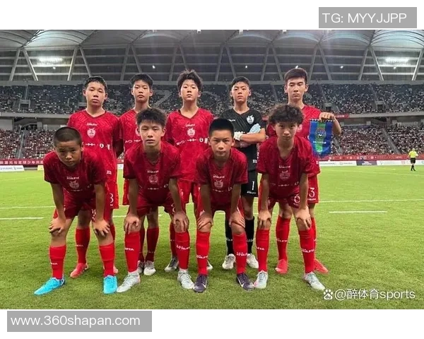 从贫困少年到绿茵传奇足球明星的奋斗与成长故事 从贫困少年到绿茵传奇足球明星的奋斗与成长故事
